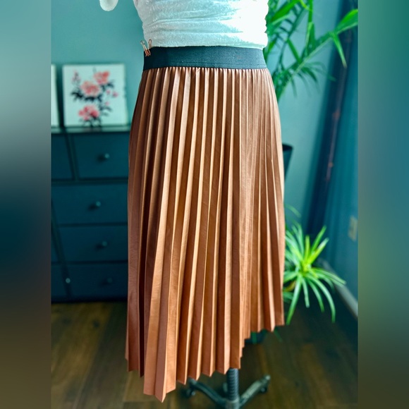 New York & Company Dresses & Skirts - New York & Company Elegant Brown Pleated Faux Leather Skirt - Split Size Large
